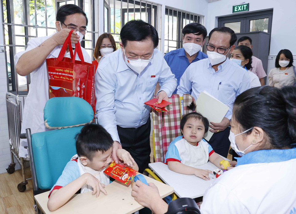 Chủ tịch Quốc hội tặng quà Tết cho trẻ khuyết tật. (Ảnh: Doãn Tấn/TTXVN)