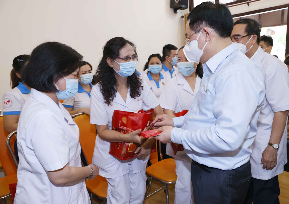 Chủ tịch Quốc hội Vương Đình Huệ tặng quà cho cán bộ y tế tại trung tâm. (Ảnh: Doãn Tấn/TTXVN)