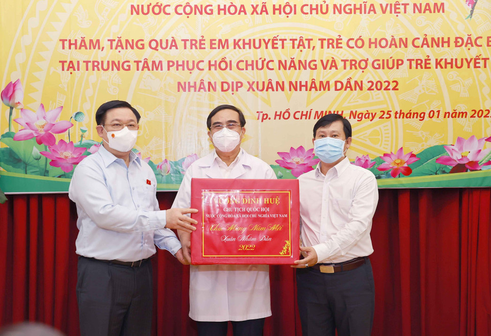 Chủ tịch Quốc hội Vương Đình Huệ tặng quà Tết Trung tâm phục hồi chức năng và trợ giúp trẻ khuyết tật Thành phố Hồ Chí Minh nhân dịp Xuân Nhâm Dần 2022. (Ảnh: Doãn Tấn/TTXVN)