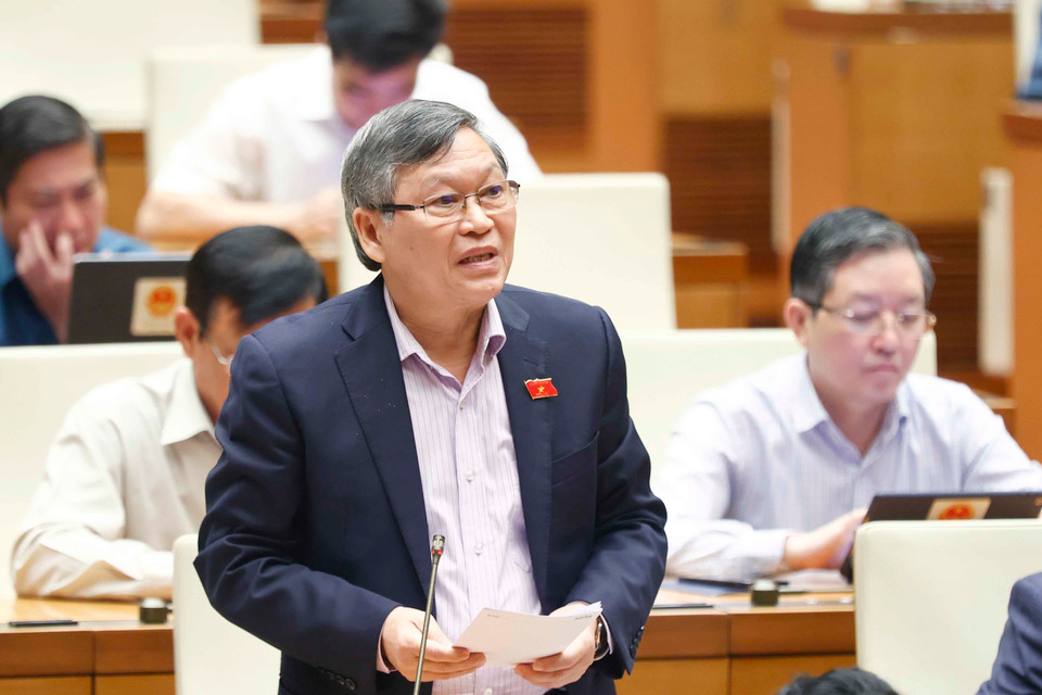 Đại biểu Quốc hội tỉnh Kon Tum Tô Văn Tám phát biểu ý kiến. (Ảnh: Doãn Tấn/TTXVN)
