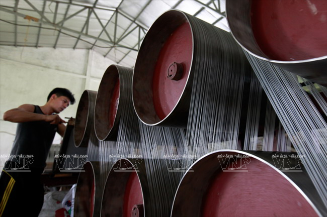 Hiện tại thu nhập bình quân của công nhân làm trong các xưởng sản xuất lưới ở làng Trần Phú khoảng 5 đến 7 triệu đồng/tháng... (Nguồn: Báo ảnh Việt Nam)