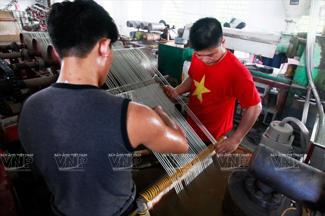 ...và mỗi xưởng sản xuất lưới cước thường mang lại công việc ổn định cho 9 đến 10 người dân làng Trần Phú. (Nguồn: Báo ảnh Việt Nam)