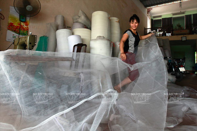 Nếu ngày trước người dân sản xuất lưới chủ yếu sử dụng cho đánh bắt cá thì hiện nay nhu cầu sử dụng lưới đã phong phú hơn rất nhiều. (Nguồn: Báo ảnh Việt Nam)