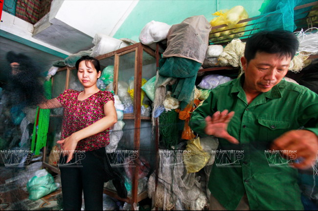 Khách hàng chọn mua lưới đánh cá truyền thống ở làng Trần Phú. (Nguồn: Báo ảnh Việt Nam)