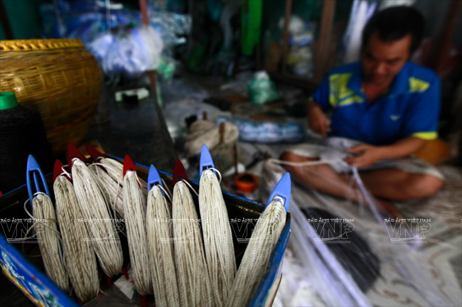 Dụng cụ đan lưới truyền thống ở một hộ gia đình sản xuất ngư lưới cụ làng Trần Phú. (Nguồn: Báo ảnh Việt Nam)