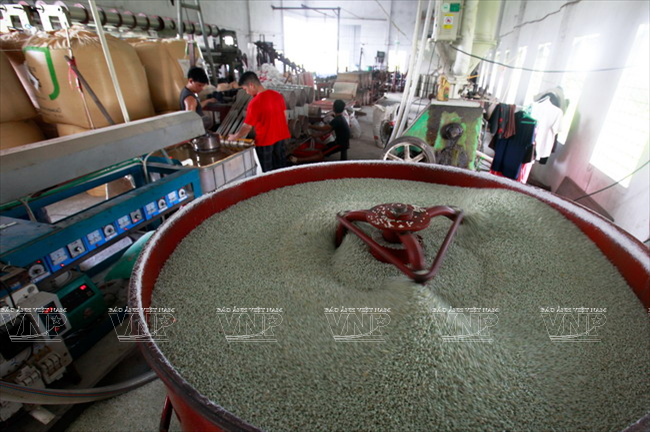 Dây chuyền, máy móc trang thiết bị sản xuất ở làng lưới cước Trần Phú được đầu tư hợp lý để đem lại hiệu sản xuất cao nhất. (Nguồn: Báo ảnh Việt Nam)