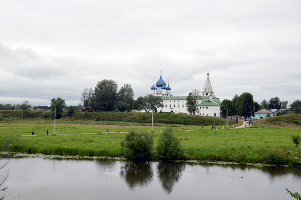 Giáo đường Giáng Sinh là nhà thờ chính trong khu Kremlin Suzdal. Mặt ngoài ngôi đền thờ trang trí bằng đá trắng chạm trổ cầu kỳ. Bên trong lưu giữ những bức bích họa cổ từ thế kỷ 13. (Ảnh: Quang Vinh/Vietnam+)