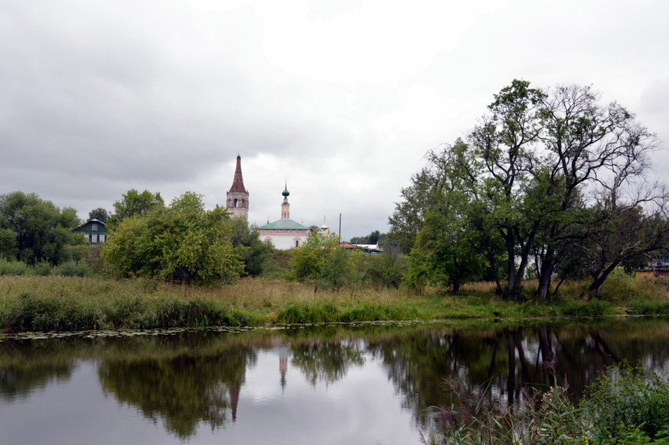 Vẻ đẹp nhà thờ Nikolskaya bên dòng sông chia thành phố Suzdal làm 2 phần. (Ảnh: Quang Vinh/Vietnam+)