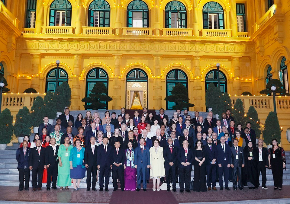 Chủ tịch nước Võ Văn Thưởng và các đại biểu tham dự Hội nghị Chữ thập Đỏ và Trăng Lưỡi liềm Đỏ khu vực châu Á-Thái Bình Dương lần thứ 11. (Ảnh: Thống Nhất/TTXVN)