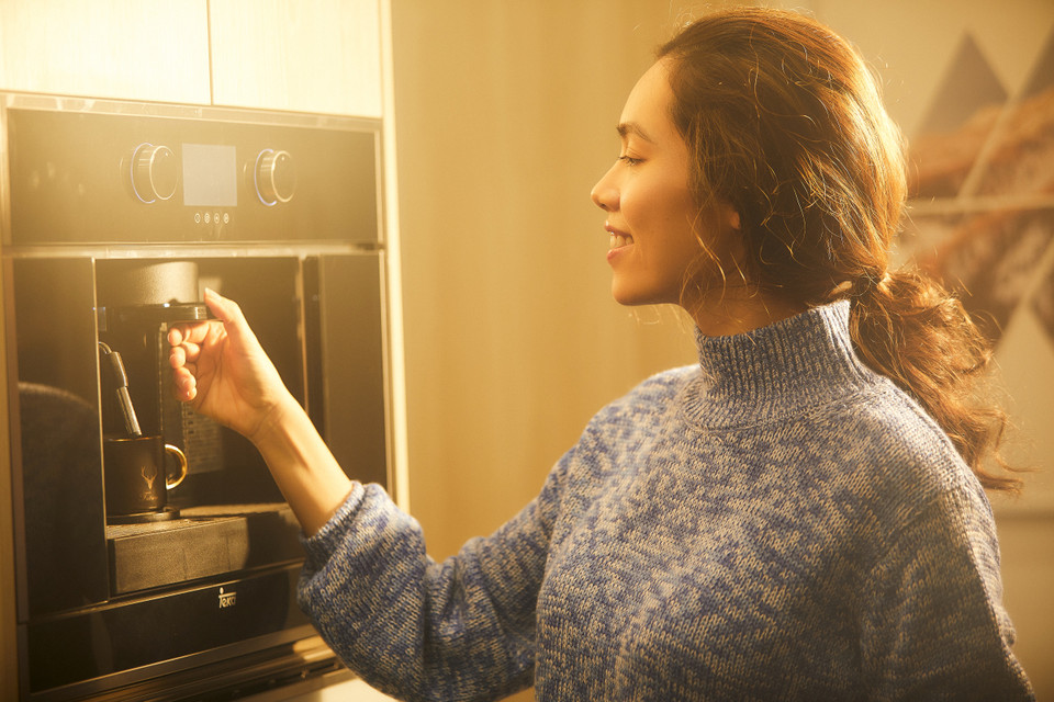 Không váy áo cầu kỳ, không trang điểm lộng lẫy, Hoàng My tỏa sáng với nhan sắc mộc mạc, giản dị và gần gũi. (Ảnh: CTV/Vietnam+)