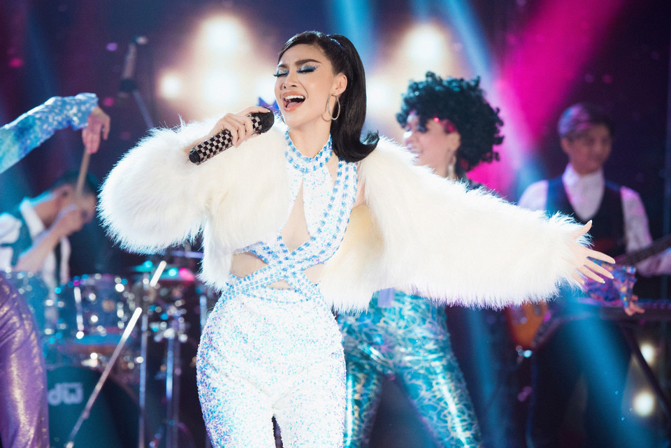 Bên cạnh đó, nhà sản xuất âm nhạc Kent Trần còn mời cả nghệ sỹ Công Thành hỗ trợ phần trống và nghệ sỹ violin Tumie Nguyễn giúp không khí buổi diễn thêm ‘nóng.’ (Ảnh: CTV/Vietnam+)