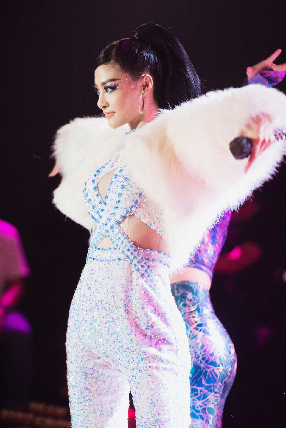 Nhạc sỹ Dương Khắc Linh nhận xét: ‘Rất là bất ngờ bởi phần biểu diễn của em, diễn bài hát ‘Người hãy quên em đi’ với phong cách này không hề dễ, nhưng em cùng ban nhạc đã làm quá xuất sắc.’ Với phần mạo hiểm này, Kiều Loan đã ngày càng chứng tỏ bản lĩnh, khả năng chinh phục và làm chủ mọi sân khấu âm nhạc. (Ảnh: CTV/Vietnam+)