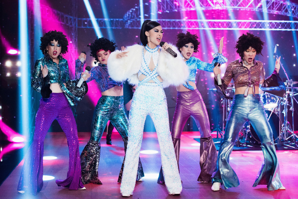 Tại đêm chung kết 1 The Heroes vừa diễn ra cuối tuần qua, Kiều Loan - Lona bất ngờ đem đến một tiết mục hát live với ban nhạc vô cùng hoành tráng khiến sân khấu chương trình như bùng nổ. (Ảnh: CTV/Vietnam+)