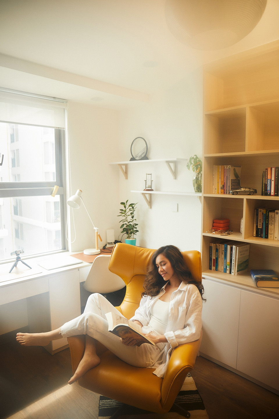 Á hậu Hoàng My luôn mong muốn ‘có thể dùng kỹ năng của mình để làm những công việc thiện nguyện.’ Điều đó đã được cô hiện thực hóa vào tháng Ba vừa qua khi kêu gọi sáng lập team ghi hình thiện nguyện, hỗ trợ cho tổ chức Phẫu thuật Nụ cười. (Ảnh: CTV/Vietnam+)