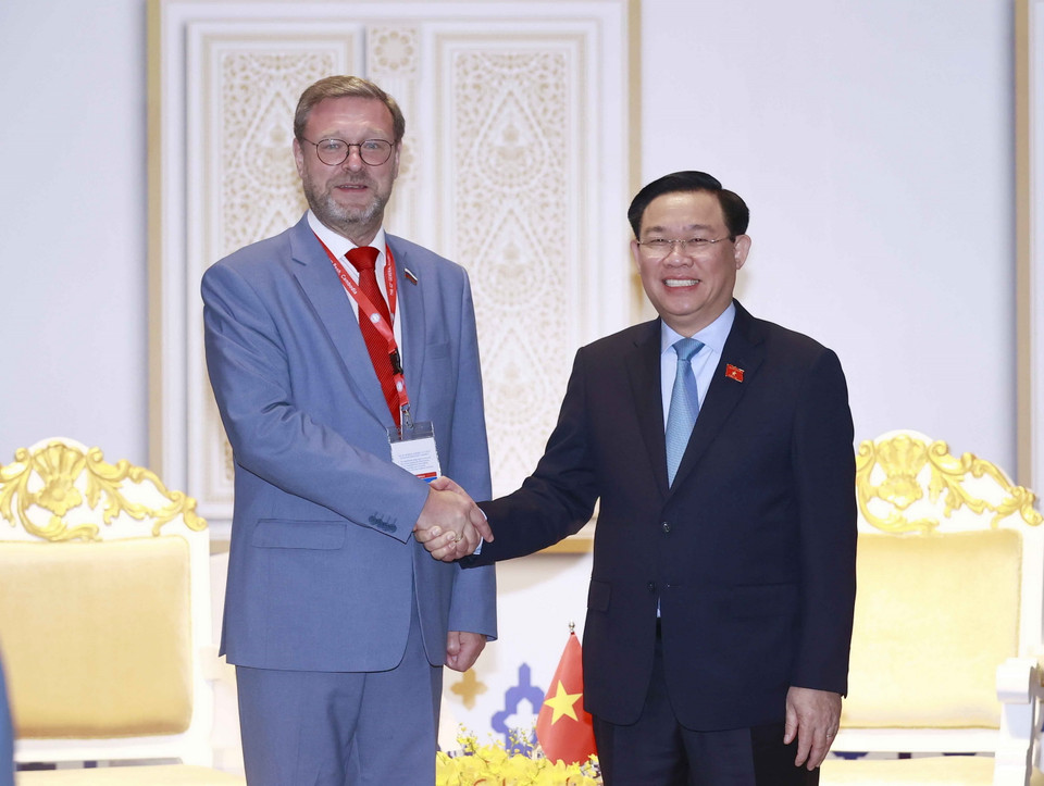 Chủ tịch Quốc hội Vương Đình Huệ gặp Phó Chủ tịch Hội đồng Liên bang Nga Konstantin Kosachev. (Ảnh: Doãn Tấn/TTXVN)