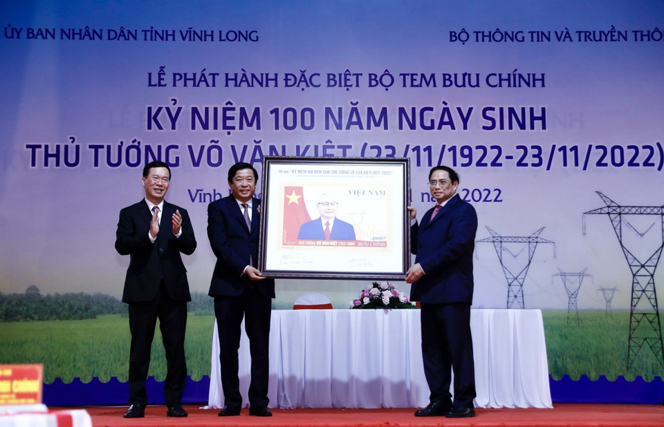 Thủ tướng Phạm Minh Chính trao bức tranh tem bưu chính cho đại diện tỉnh Vĩnh Long. (Ảnh: Dương Giang/TTXVN)