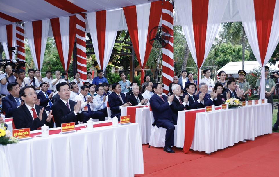 Chiều 22/11, tại huyện Vũng Liêm (Vĩnh Long), Thủ tướng Phạm Minh Chính dự lễ phát hành đặc biệt bộ tem bưu chính nhân kỷ niệm 100 năm Ngày sinh cố Thủ tướng Võ Văn Kiệt. (Ảnh: Dương Giang/TTXVN)