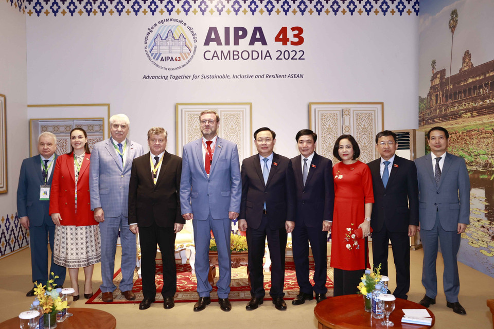 Chủ tịch Quốc hội Vương Đình Huệ và Phó Chủ tịch Hội đồng Liên bang Nga Konstantin Kosachev. (Ảnh: Doãn Tấn/TTXVN)