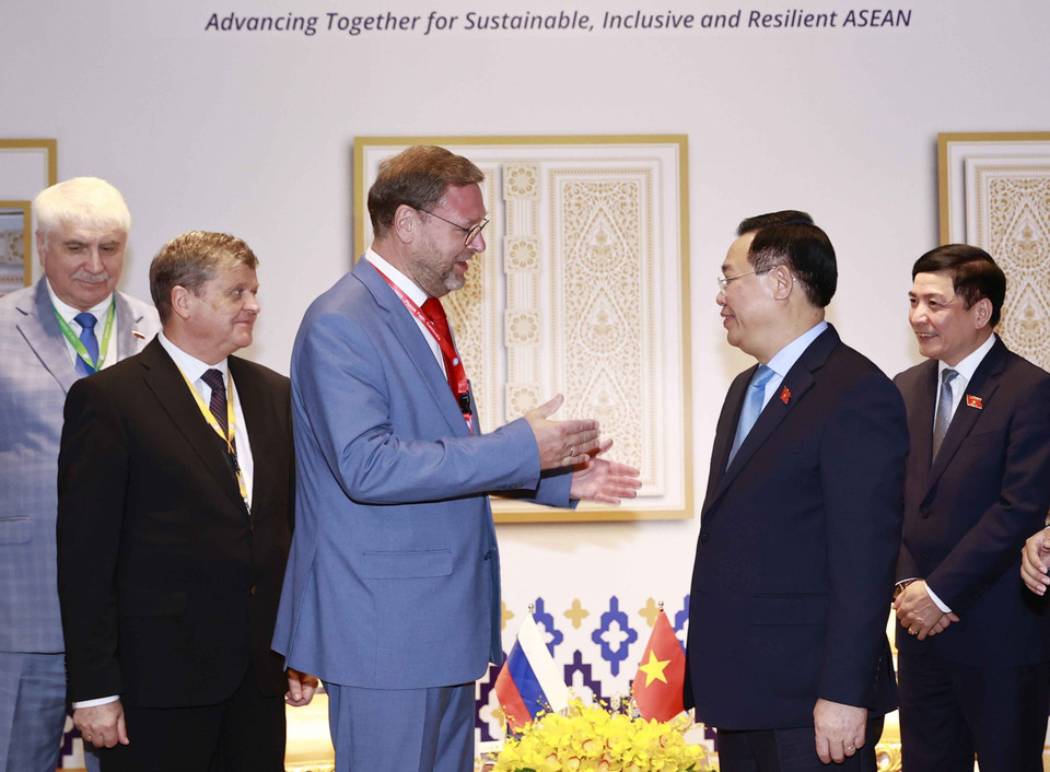 Chủ tịch Quốc hội Vương Đình Huệ và Phó Chủ tịch Hội đồng Liên bang Nga Konstantin Kosachev. (Ảnh: Doãn Tấn/TTXVN)