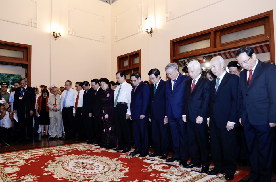 Thủ tướng Phạm Minh Chính và các lãnh đạo, nguyên lãnh đạo Đảng, Nhà nước tưởng niệm cố Thủ tướng Võ Văn Kiệt. (Ảnh: Dương Giang/TTXVN)