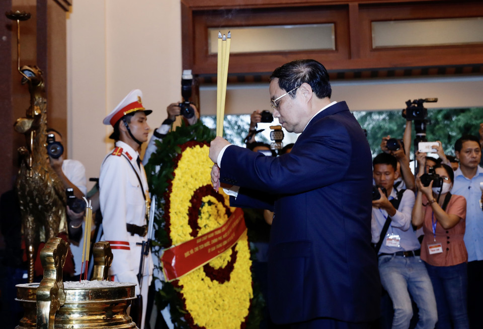Thủ tướng Phạm Minh Chính và các lãnh đạo, nguyên lãnh đạo Đảng, Nhà nước dâng hương, hoa tưởng niệm cố Thủ tướng Võ Văn Kiệt nhân kỷ niệm 100 năm Ngày sinh của cố Thủ tướng. (Ảnh: Dương Giang/TTXVN)