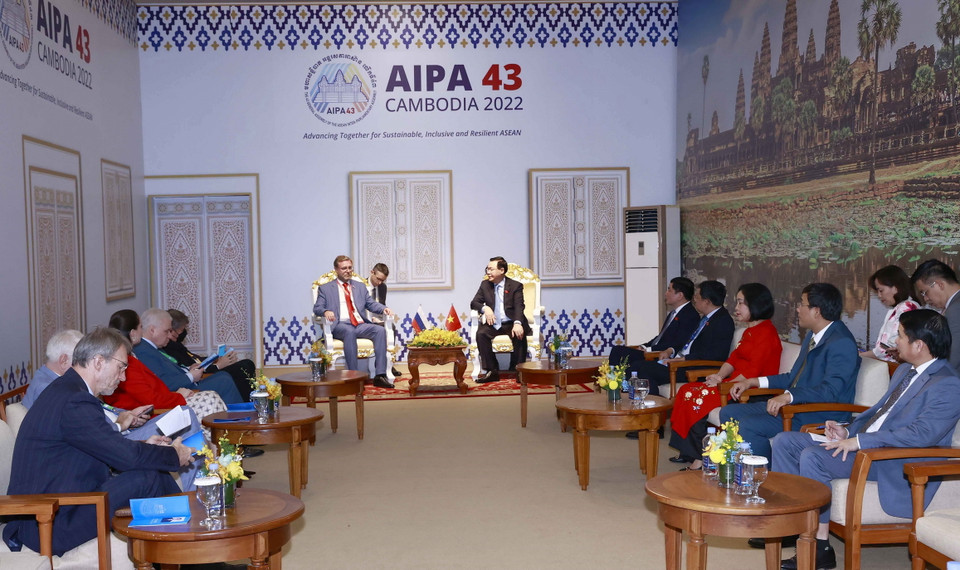 Chủ tịch Quốc hội Vương Đình Huệ gặp Phó Chủ tịch Hội đồng Liên bang Nga Konstantin Kosachev. (Ảnh: Doãn Tấn/TTXVN)