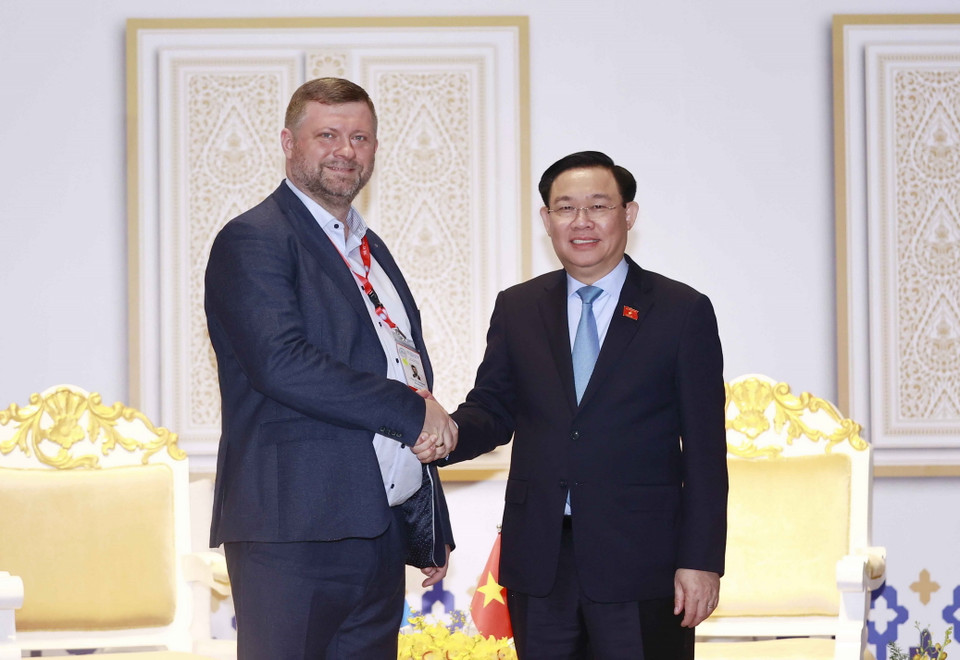 Chủ tịch Quốc hội Vương Đình Huệ gặp Phó Chủ tịch Quốc hội Ukraina Oleksandr Korniyenko. (Ảnh: Doãn Tấn/TTXVN)