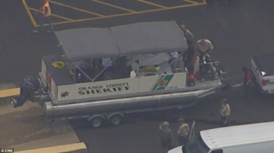 17 tiếng sau khi bị cá sấu lôi xuống hồ, lực lượng cứu hộ đã tìm thấy thi thể cậu bé. Thi thể cậu vẫn còn nguyên vẹn. (Nguồn: Daily Mail)