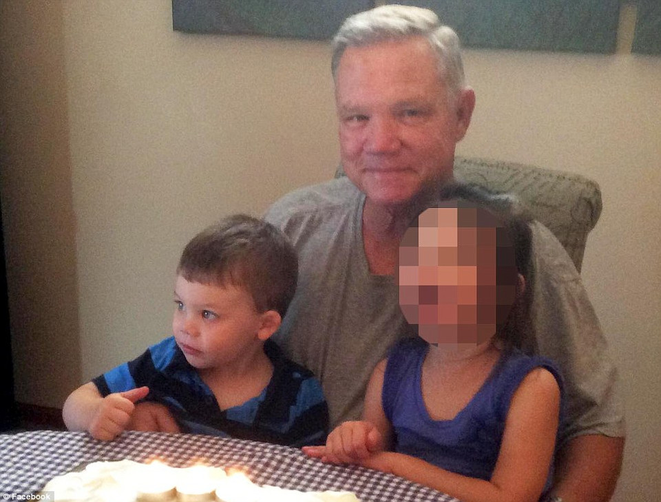 Cậu bé xấu số chụp ảnh cùng chị gái và ông của mình. (Nguồn: Daily Mail)