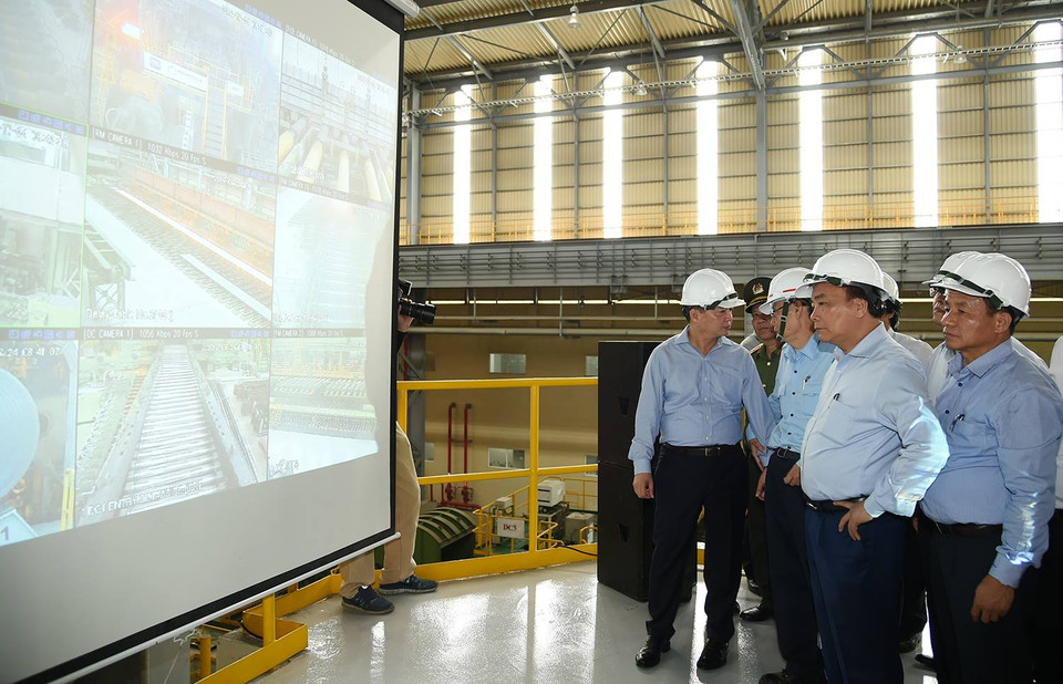 Thủ tướng thị sát quy trình sản xuất thép. (Nguồn: Thông tin Chính phủ)