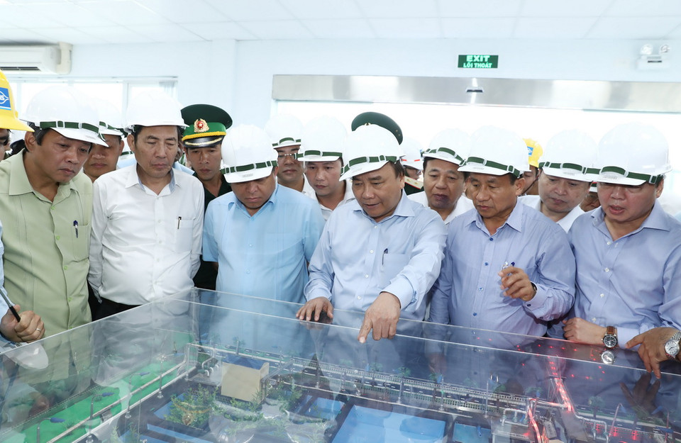 Thủ tướng Nguyễn Xuân Phúc thăm và làm việc tại Công ty TNHH Gang thép Hưng Nghiệp Formosa Hà Tĩnh. (Ảnh: Thống Nhất/TTXVN)