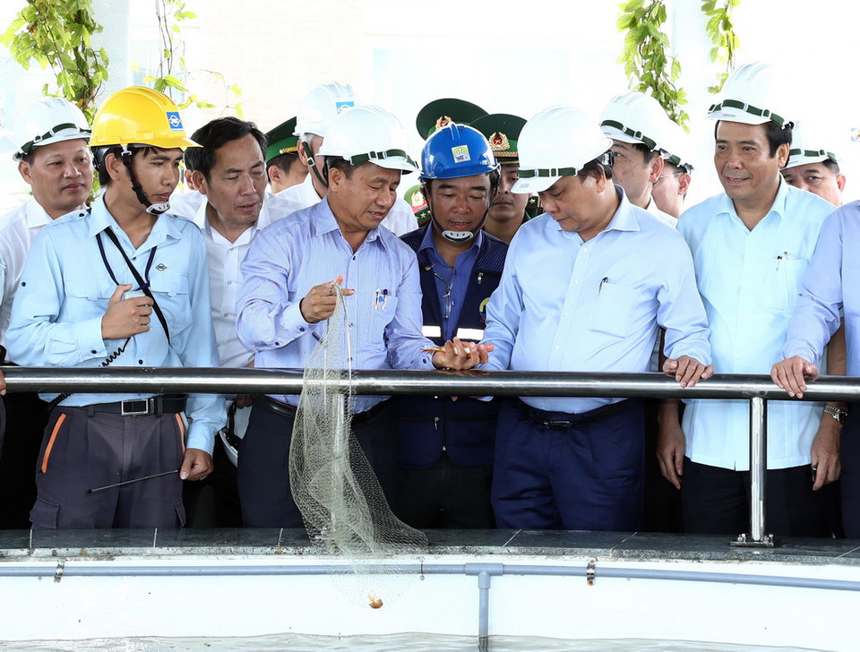 Thủ tướng Nguyễn Xuân Phúc thăm và làm việc tại Công ty TNHH Gang thép Hưng Nghiệp Formosa Hà Tĩnh. (Ảnh: Thống Nhất/TTXVN)