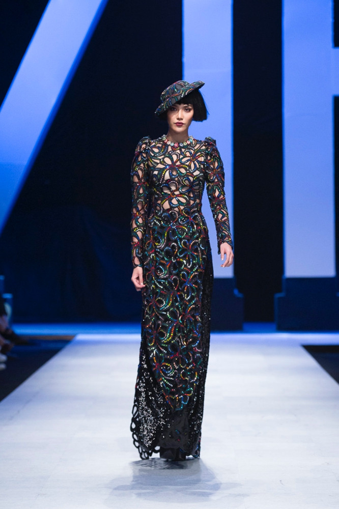 Áo dài mang tinh thần Nguyễn Công Trí đơn giản, nền nã trên bảng màu kinh điển với be, nâu thẫm, xám ghi, xanh thủy thủ và Navy. 