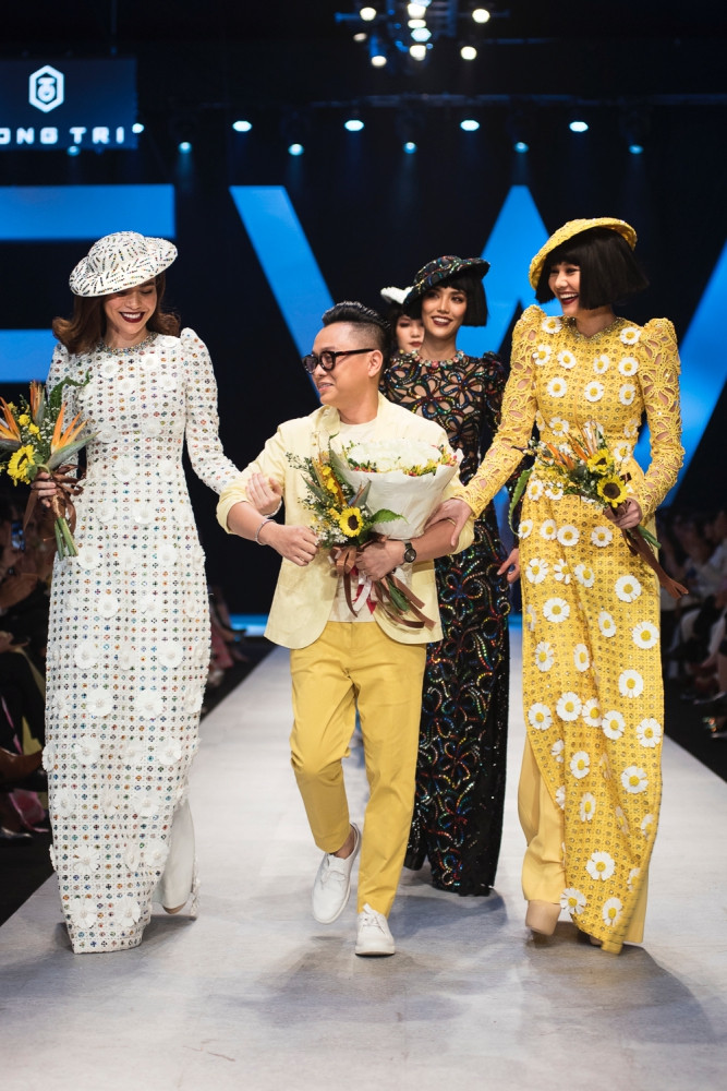 Nhà thiết kế Nguyễn Công Trí và hai vedette Thanh Hằng, Hà Hồ.