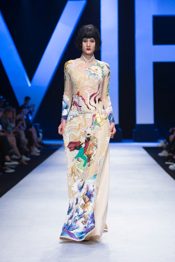 Đôi khi là sự tự do, thoải mái, đưa những tà áo dài thoát khỏi khuôn khổ của sự bò bó; nhưng có khi lại ôm trọn đường cong người phụ nữ bởi những đường viền được bện thủ công đầy công phu.