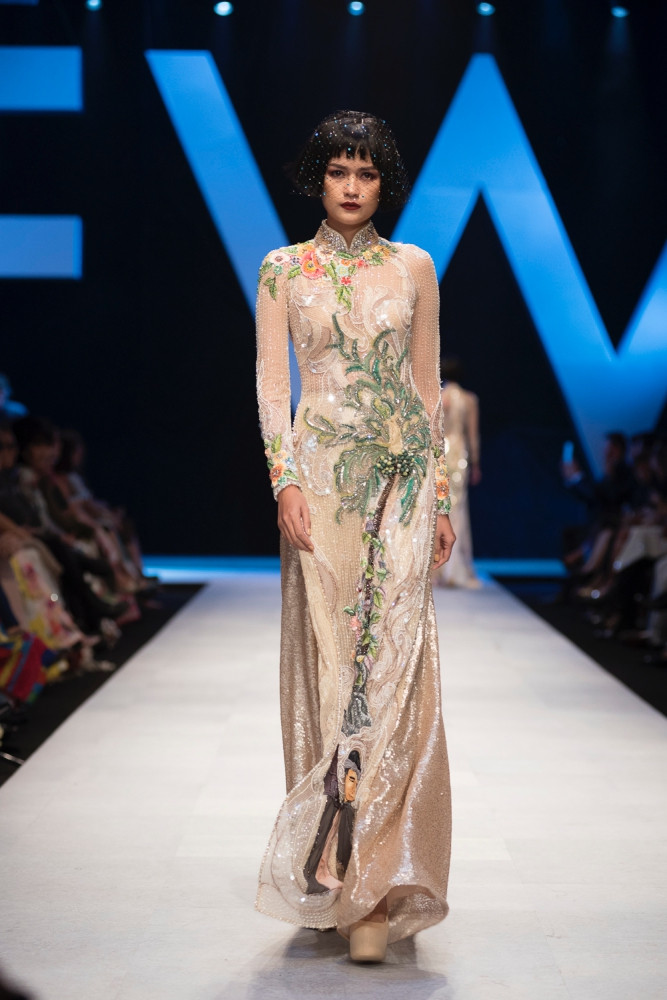 Những thiết kế có khả năng kết hợp với trang sức đa dạng, như chuỗi ngọc trai, chiếc mũ nhỏ xinh được trăng trí bằng lông và hoa, kết bằng lụa...