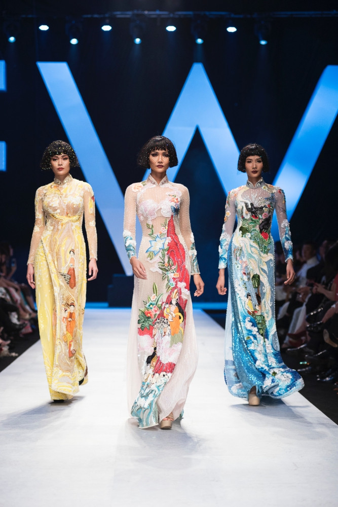 Bộ sưu tập còn có bóng dáng của những tà áo voan thướt tha, bên cạnh những mảnh lụa mềm mại.