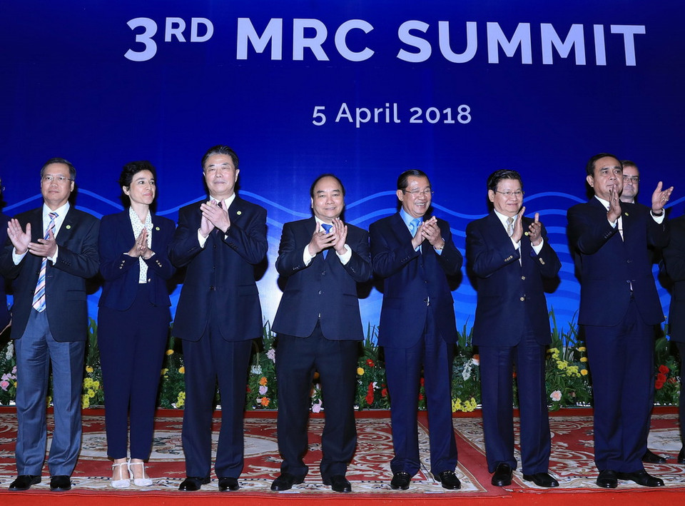 Thủ tướng Nguyễn Xuân Phúc dự khai mạc Phiên toàn thể Hội nghị Cấp cao Ủy hội sông Mekong quốc tế lần 3. Trong ảnh: Thủ tướng Nguyễn Xuân Phúc và các đại biểu. (Ảnh: Thống Nhất/TTXVN)