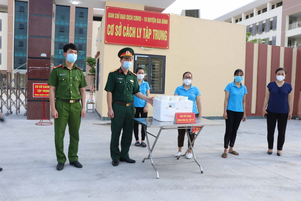 Những suất ăn hỗ trợ cho lực lượng tuyến đầu chống dịch tại khu cách ly tập trung huyện Gia Bình. (Ảnh: Thanh Thương/TTXVN)