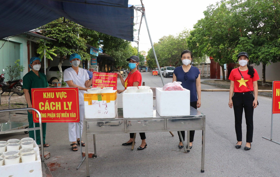 Những suất ăn hỗ trợ cho lực lượng tuyến đầu chống dịch tại bệnh viện dã chiến số 1 tỉnh Bắc Ninh. (Ảnh: Thanh Thương/TTXVN)