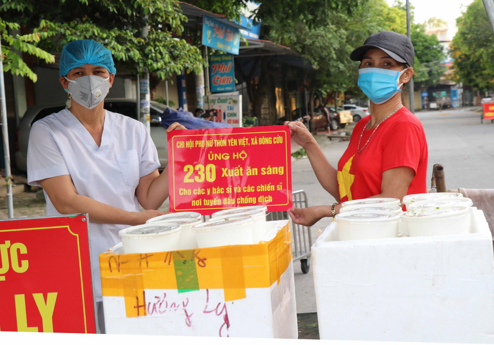 Những suất ăn hỗ trợ cho lực lượng tuyến đầu chống dịch tại bệnh viện dã chiến số 1 tỉnh Bắc Ninh. (Ảnh: Thanh Thương/TTXVN)