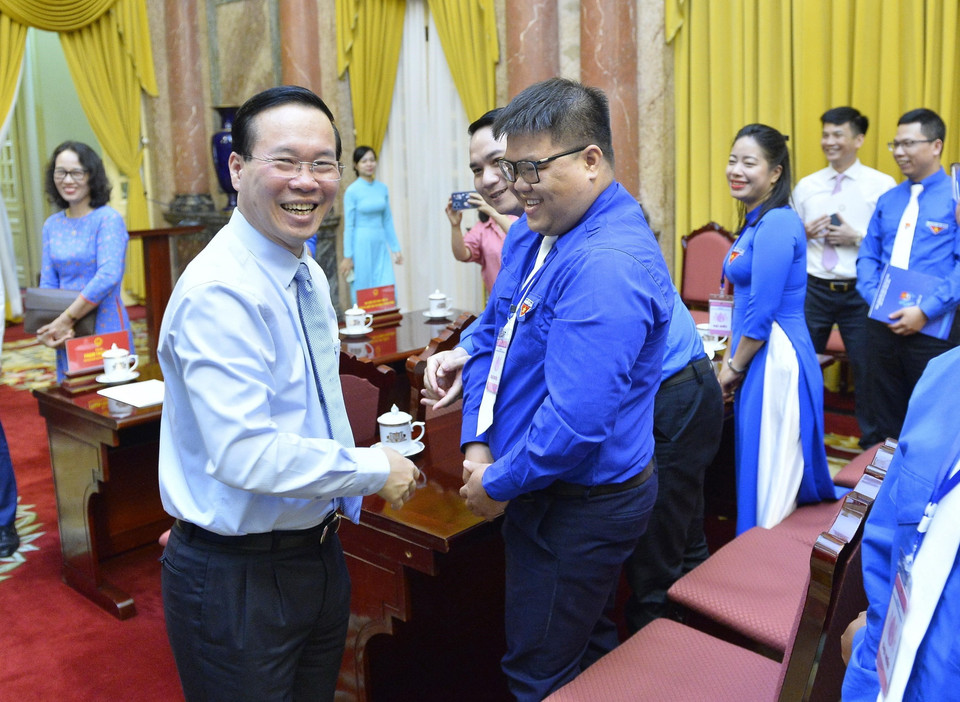 Chủ tịch nước Võ Văn Thưởng động viên và chúc mừng các thanh niên tiên tiến làm theo lời Bác năm 2023 của Đoàn Thanh niên Cộng sản Hồ Chí Minh Khối các cơ quan Trung ương. (Ảnh: Minh Đức/TTXVN)