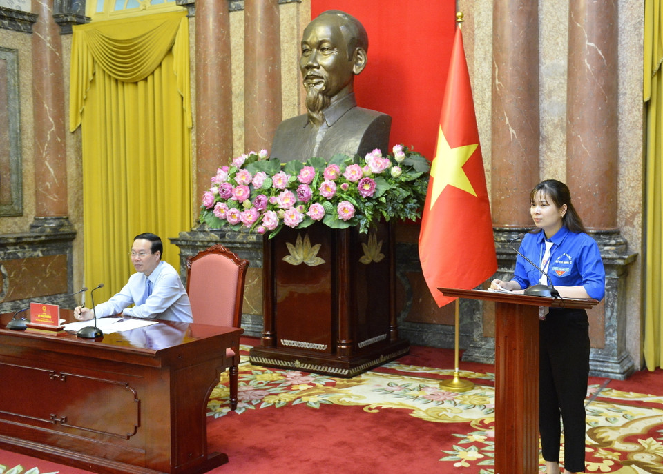 Đoàn viên Nguyễn Thị Thu Huyền, Ủy viên Ban Thường vụ Đoàn Học viện Chính trị Quốc gia Hồ Chí Minh phát biểu tại buổi gặp mặt. (Ảnh: Minh Đức/TTXVN)