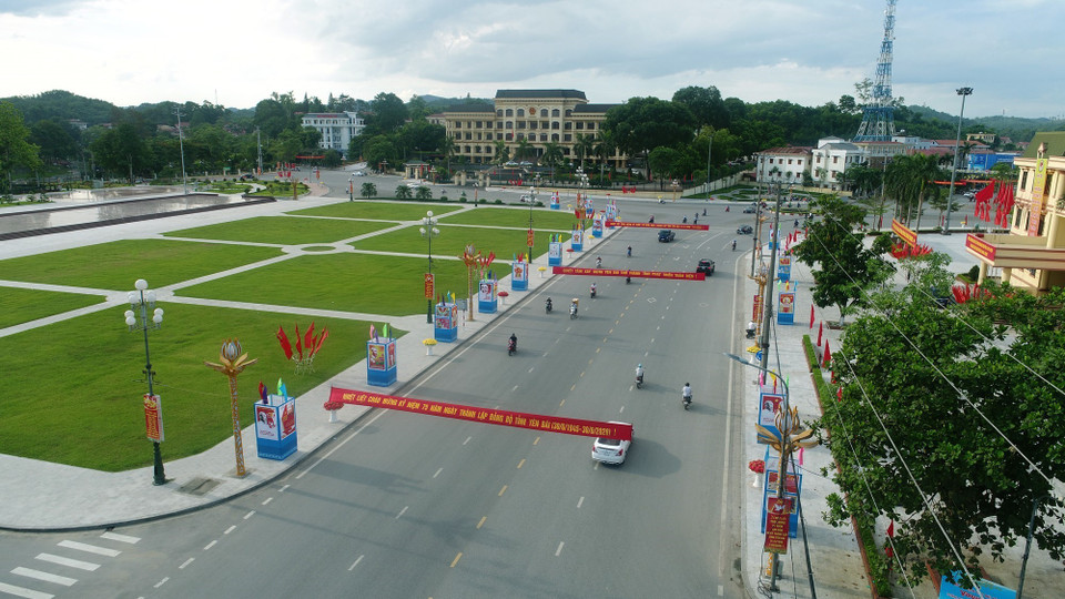 Đường phố Yên Bái rợp cờ hoa chào mừng kỷ niệm 120 năm ngày thành lập tỉnh Yên Bái (11/4/1900-11/4/2020) và 75 năm ngày thành lập Đảng bộ tỉnh Yên Bái (30/6/1945-30/6/2020). (Ảnh: Đức Tưởng/TTXVN)