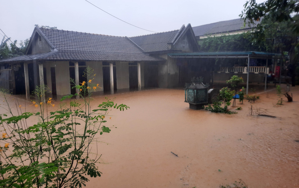 Mưa lớn gây ngập lụt trở lại tại thị trấn Cam Lộ, huyện Cam Lộ. (Ảnh: Hồ Cầu/TTXVN)