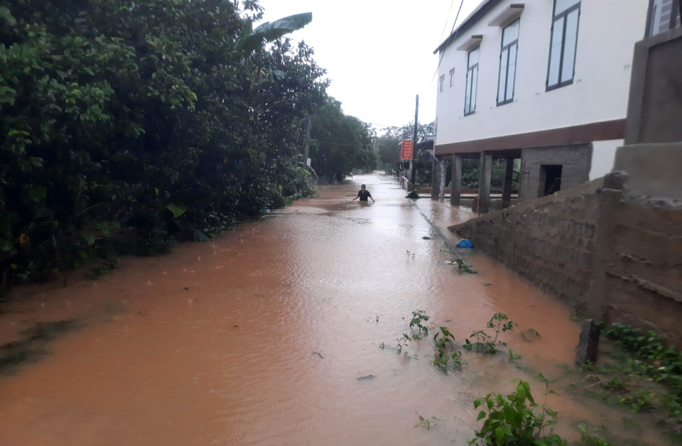 Mưa lớn gây ngập lụt trở lại tại thị trấn Cam Lộ, huyện Cam Lộ. (Ảnh: Hồ Cầu/TTXVN)