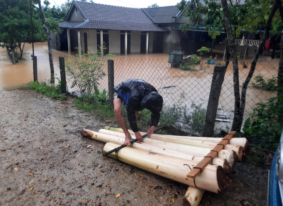 Người dân kết bè chuối phục vụ cho việc đi lại trong lũ lụt. (Ảnh: Hồ Cầu/TTXVN)