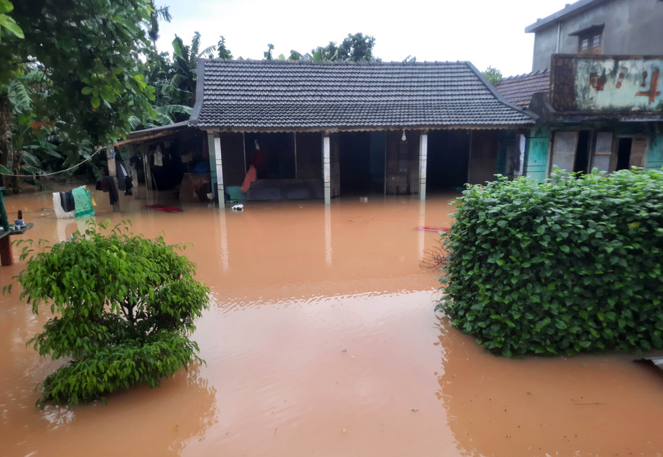 Mưa lớn gây ngập lụt trở lại tại thị trấn Cam Lộ, huyện Cam Lộ. (Ảnh: Hồ Cầu/TTXVN)
