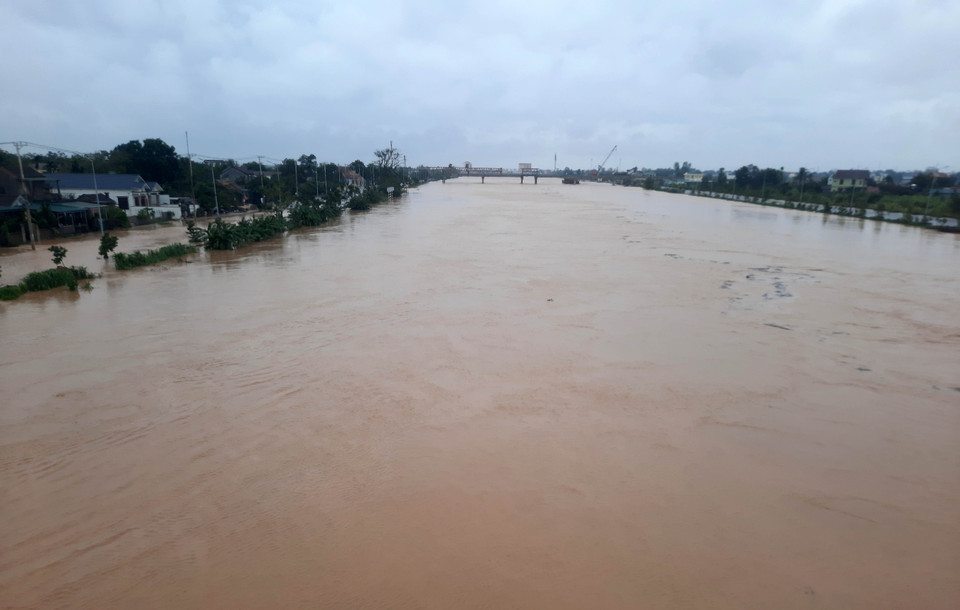 Nước sông Hiếu tại thành phố Đông Hà đang tiếp tục dâng cao. (Ảnh: Hồ Cầu/TTXVN)