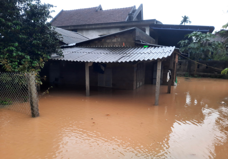 Mưa lớn gây ngập lụt trở lại tại thị trấn Cam Lộ, huyện Cam Lộ. (Ảnh: Hồ Cầu/TTXVN)